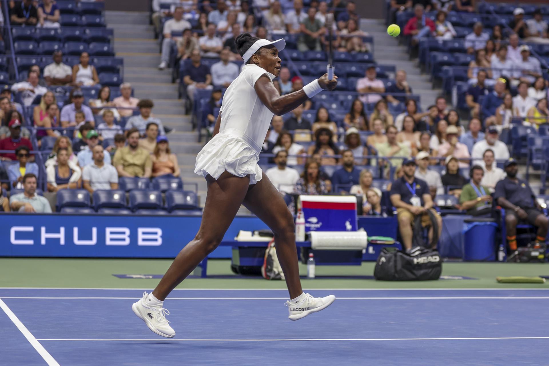 Venus Williams compitió en el US Open por primera vez desde 2023 y, a sus 45 años, luchó durante dos horas contra Karolina Muchova, antes de caer 6-3, 2-6 y 6-1. EFE/EPA/SARAH YENESEL