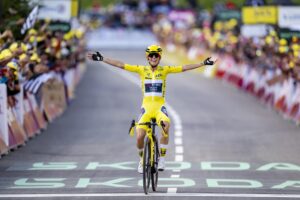 Casi 35 años después de la última victoria de una ciclista francesa en el Tour de Francia, Pauline Ferrand-Prévot subió este domingo a lo más alto del podio en Châtel Les Portes du Soleil para devolver la gloria a un país necesitado de éxitos tras décadas de fracasos. En la imagen, la ciclista gala celebra su triunfo en la última etapa EFE/EPA/JEAN-CHRISTOPHE BOTT