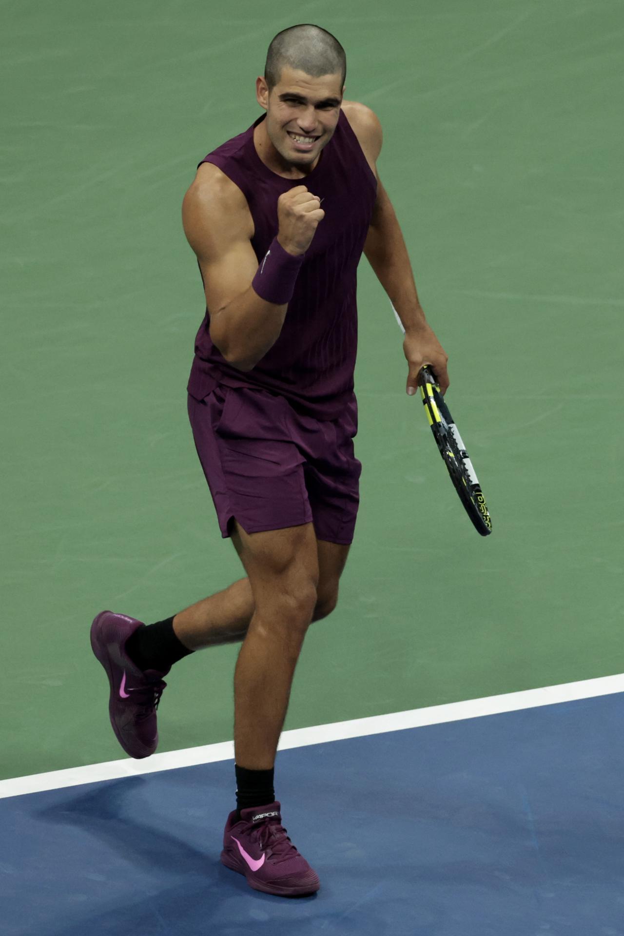 Carlos Alcaraz celebra un punto ante Reilly Opelka. EFE/EPA/BRIAN HIRSCHFELD
