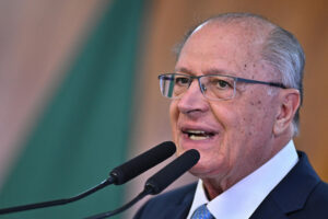 Fotografía de archivo del vicepresidente y ministro de Comercio e Industria de Brasil, Geraldo Alckmin, al hacer un pronunciamiento, en el Palacio de Planalto, en Brasilia (Brasil). EFE/Andre Borges