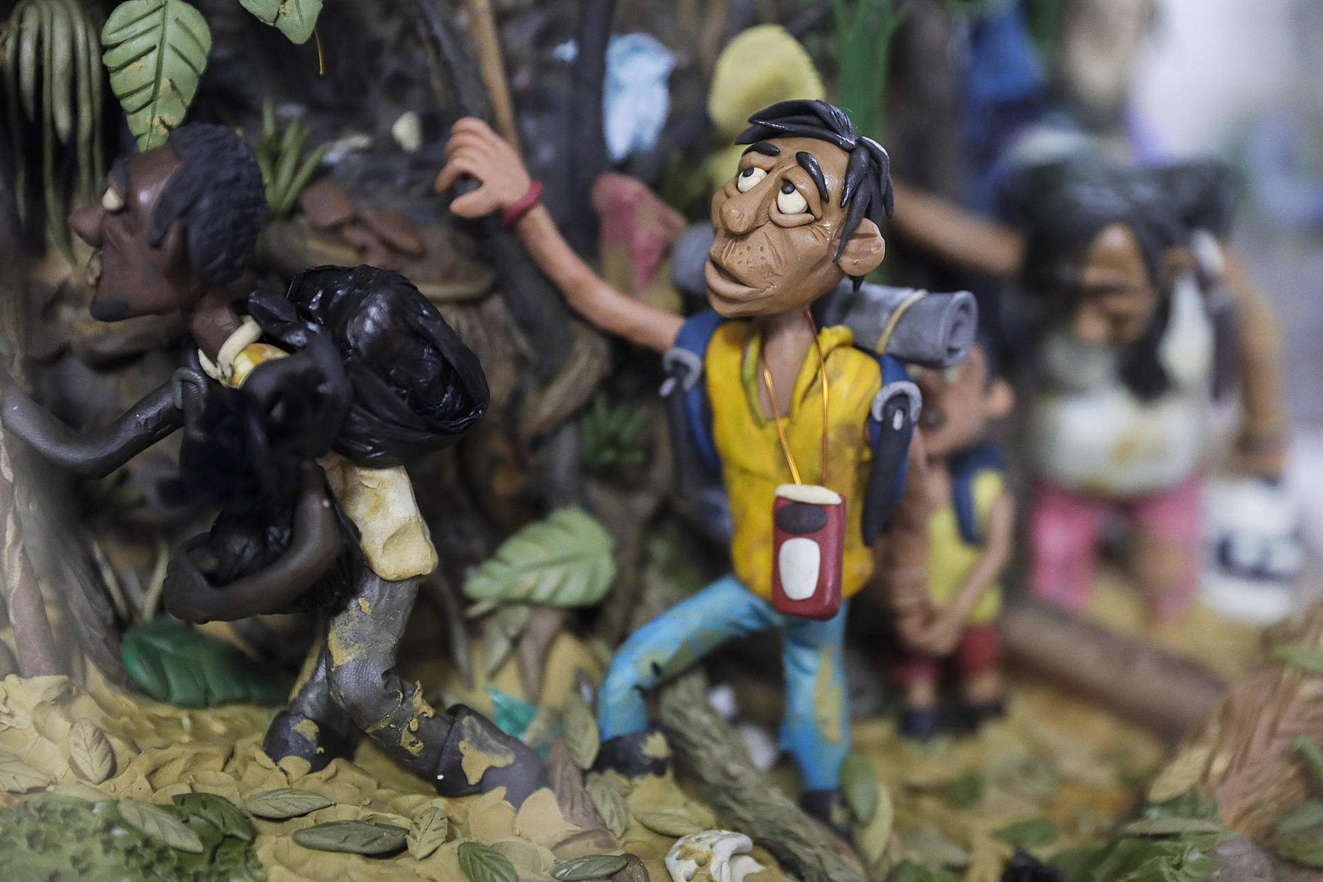 Fotografía del 5 de agosto de 2025 que muestra figuras en plastilina hechas por el artista plástico colombiano Edgar Álvarez, en Bogotá (Colombia). EFE/ Carlos Ortega
