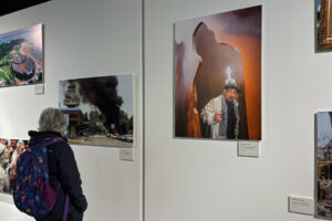 La Asociación de Fotoperiodistas de Cantabria muestra en Santander 25 años de la historia de la ciudad con una muestra de 30 imágenes con la que además quieren reivindicar la profesión y su labor "necesaria". EFE/Alfonso Arce