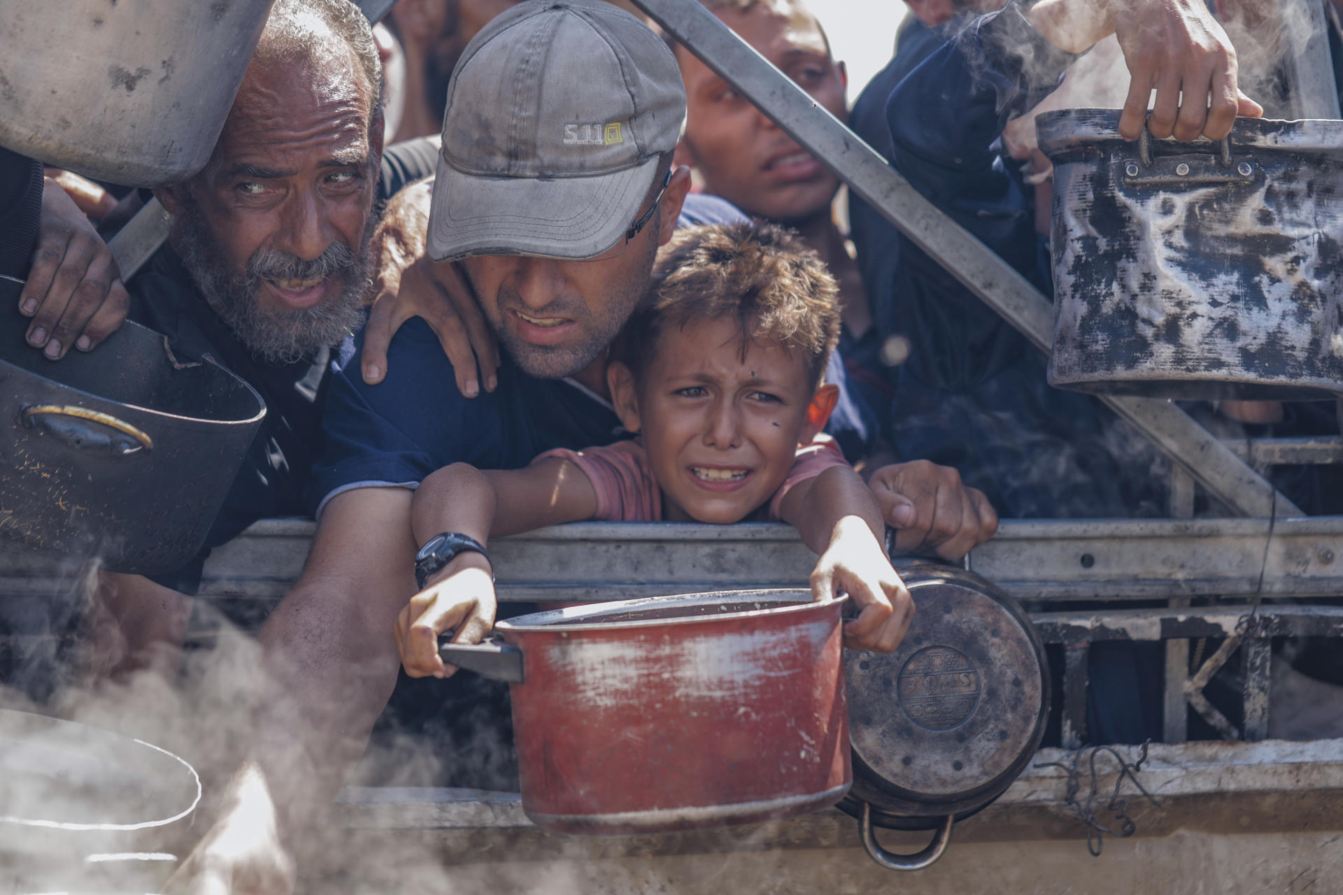 Fotografía tomada el 22 de julio en la ciudad de Gaza, de niños tratando de conseguir comida en los centros de distribución de ayuda humanitaria. La ONU confirmó hoy por primera vez de forma oficial algo que venían semanas alertando: que los palestinos de la Franja de Gaza sufren hambruna y que un total de 1,6 millones de los casi 2 millones de gazatíes padecen hambre. EFE/UNICEF/Mohammed Nateel -SOLO USO EDITORIAL/SOLO DISPONIBLE PARA ILUSTRAR LA NOTICIA QUE ACOMPAÑA (CRÉDITO OBLIGATORIO)-