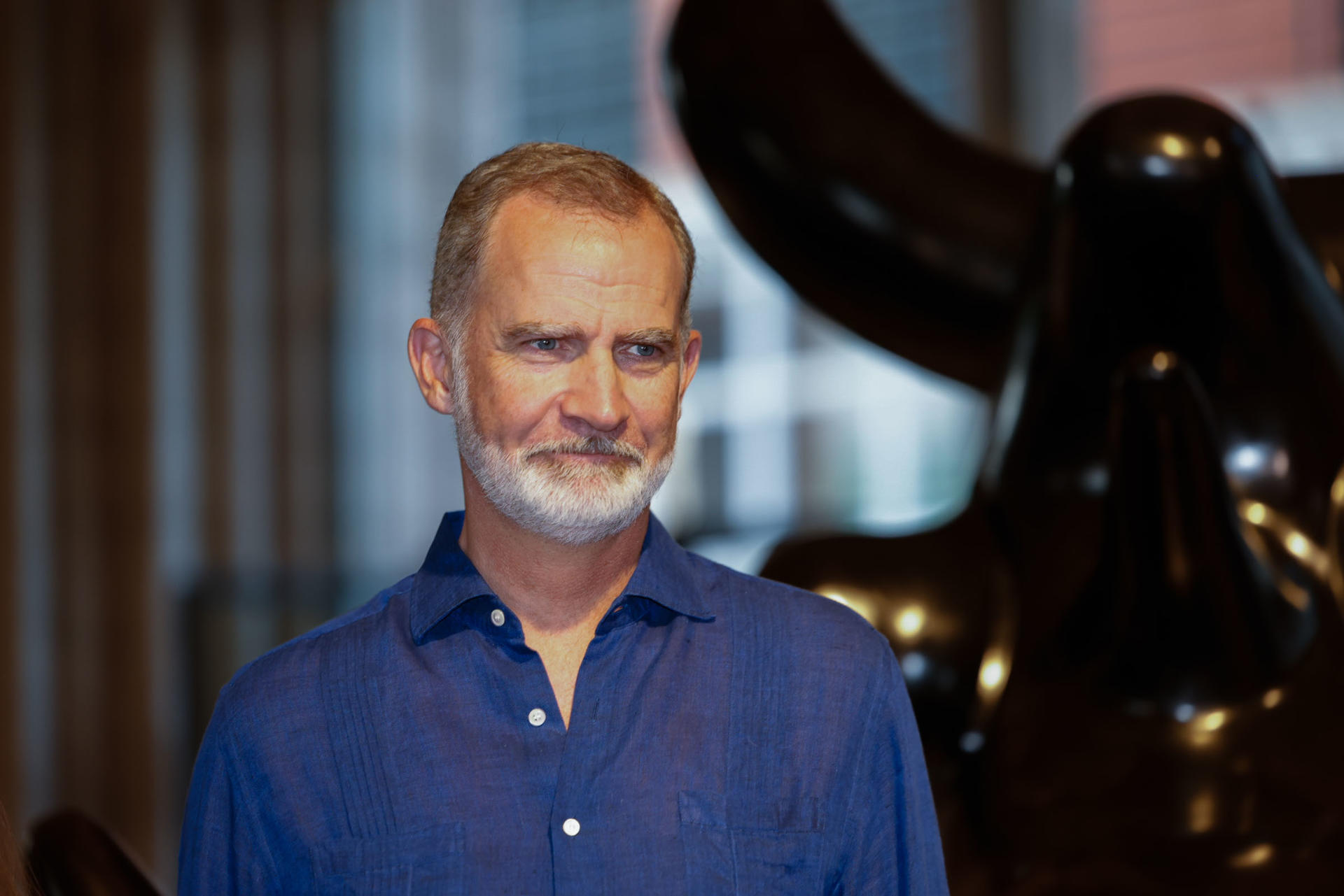 El rey Felipe VI durante su visita a la exposición de Joan Miró, este martes en la Lonja de Palma. EFE/Cati Cladera