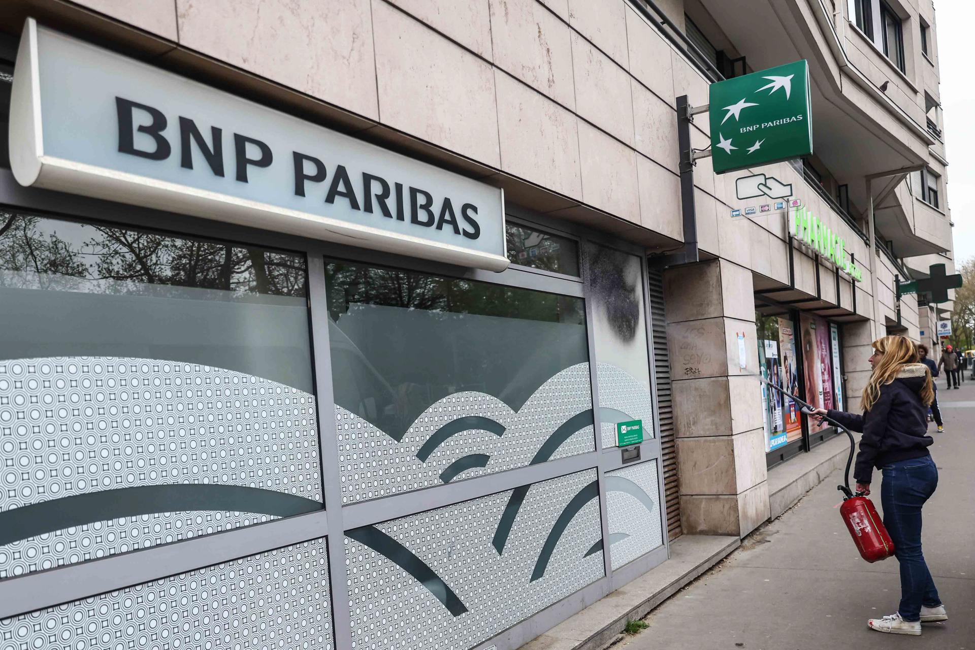 Imagen de archivo de una sucursal del banco francés BNP Paribas en Paris EFE/EPA/Mohammed Badra