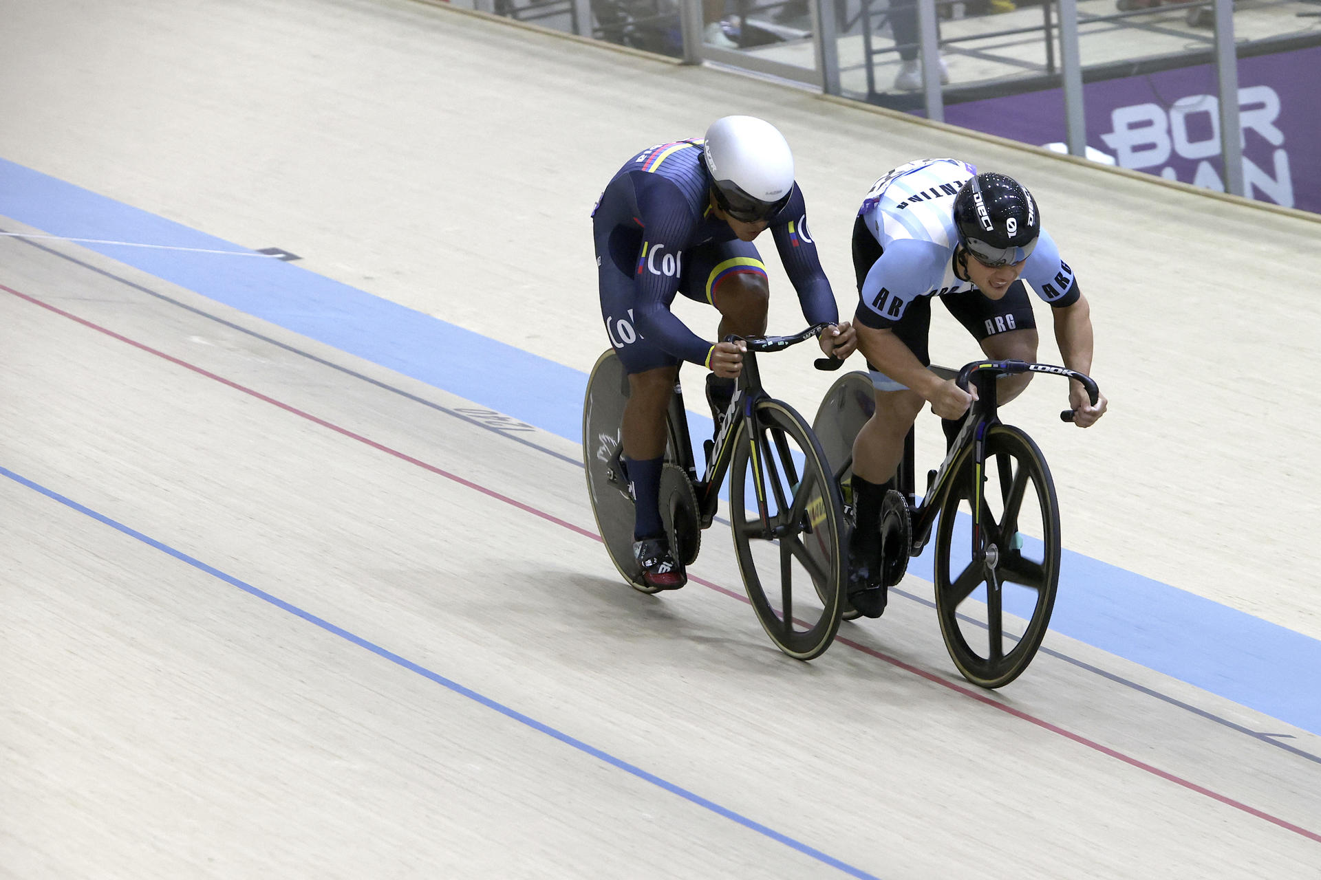Nicolás Olivera (i) de Colombia y Alejo Betique de Argentina compiten en la categoría de ciclismo de pista velocidad masculino, en los II Juegos Panamericanos Junior . EFE/Rodrigo Sepulveda