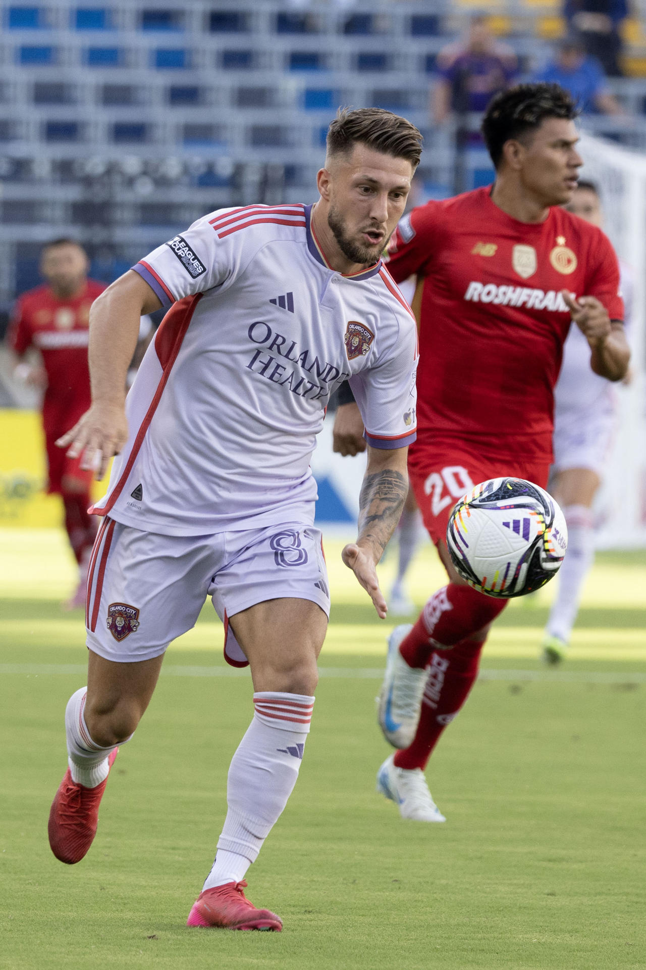 Marco Pašalić, de Orlando City, controla el balón este miércoles durante el partido de cuartos de final de la Leagues Cup ante Toluca en el Dignity Health Sports Park en Carson (EE.UU.). EFE/ Armando Arorizo

