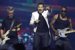 El cantante y compositor estadounidense Lionel Richie durante el concierto que ha ofrecido este sábado en el Movistar Arena de Madrid, el último de su gira española. EFE/ Zipi/SOLO USO EDITORIAL