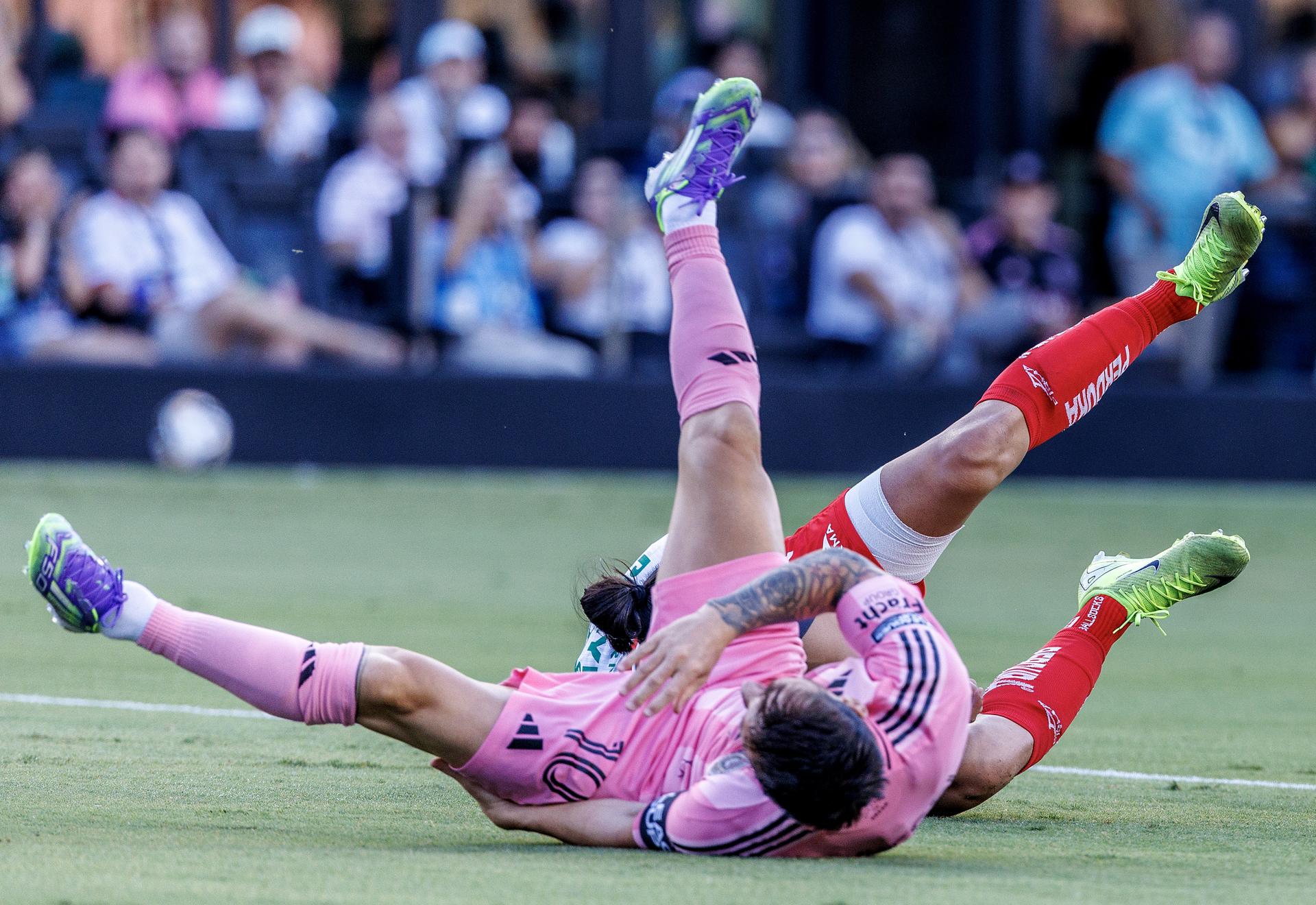 El argentino Lionel Messi sufre una aparatosa caída en el comienzo del partido de la Leagues Cup de Inter Miami contra Necaxa que le obligó a abandonar la cancha del estadio en Fort Lauderdale (Florida) EFE/EPA/CRISTOBAL HERRERA-ULASHKEVICH

