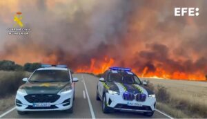 Imagen facilitada por la Guardia Civil de ayer domingo que muestra cortes de carretera en la ZA-P 2554, por un incendio en las proximidades de Cubo de Benavente, Zamora. EFE/Guardia Civil