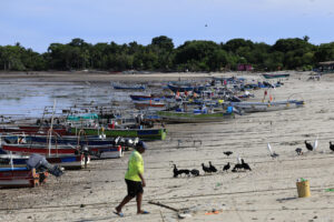 Una persona camina en las costas de Puerto Caimito este lunes, en La Chorrera (Panamá). EFE/ Bienvenido Velasco