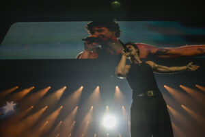 El cantante y compositor canadiense Shawn Mendes durante el concierto ofrecido este martes en el Movistar Arena, en Madrid. EFE/ Mariscal