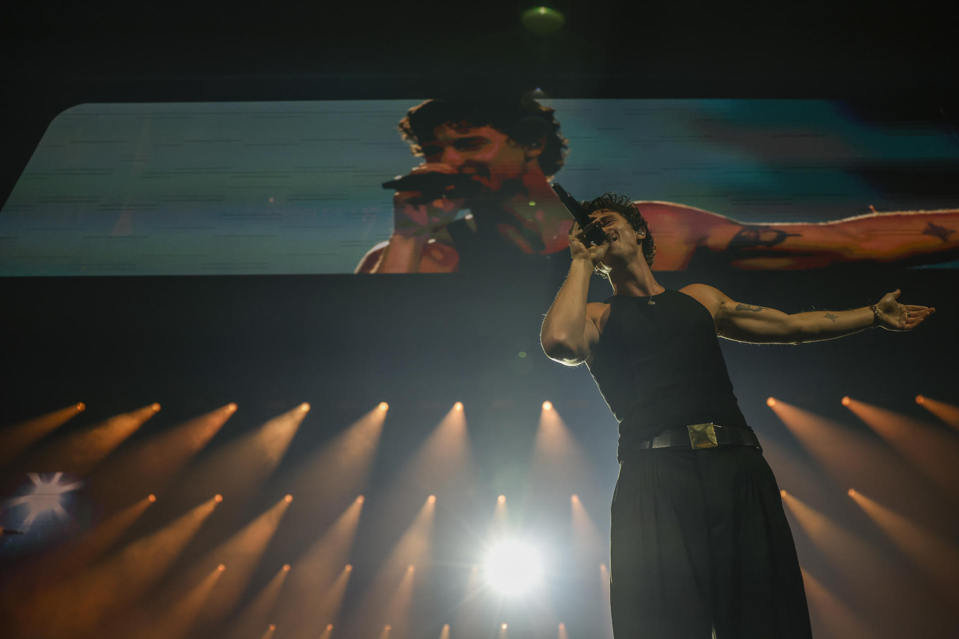 El cantante y compositor canadiense Shawn Mendes durante el concierto ofrecido este martes en el Movistar Arena, en Madrid. EFE/ Mariscal