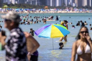 Fotografía de archivo en donde se ven personas en una playa de Miami, Florida, EE.UU.. EFE/CRISTOBAL HERRERA-ULASHKEVICH