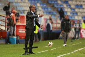 Fotografía de David Martínez Pelcastre, en la que puede verse en una imagen de archivo del 9 de noviembre de 2024 al técnico uruguayo Guillermo Almada, durante un partido. EFE