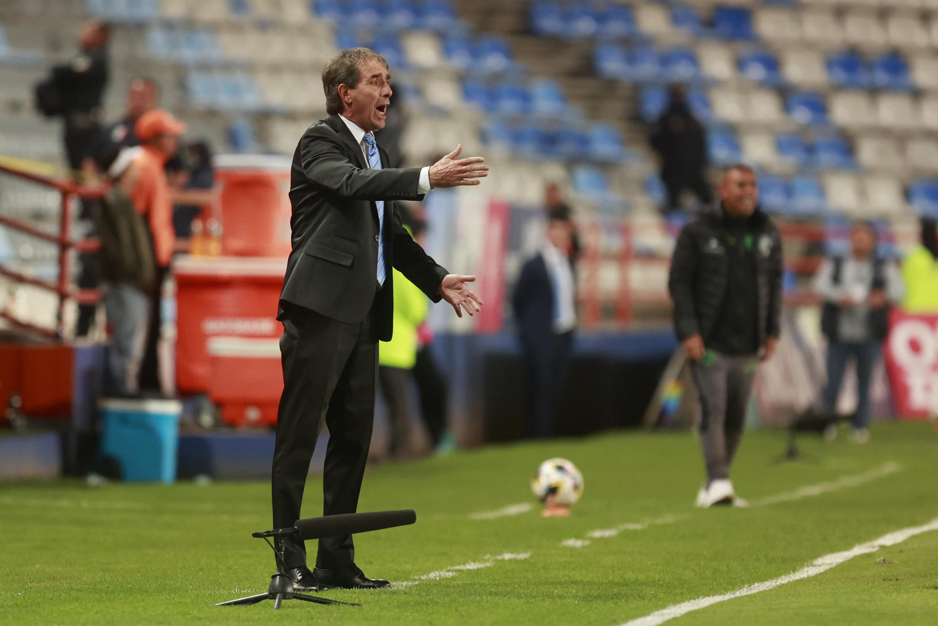 Fotografía de David Martínez Pelcastre, en la que puede verse en una imagen de archivo del 9 de noviembre de 2024 al técnico uruguayo Guillermo Almada, durante un partido. EFE