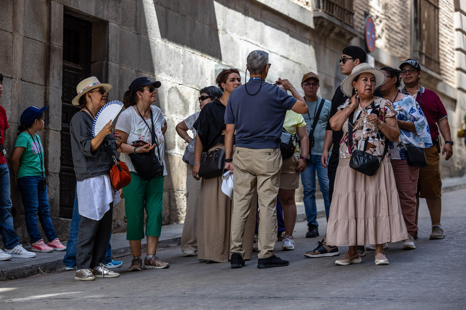 Unos turistas visiblemente acalorados atienden las explicaciones de un guía este viernes en Toledo. EFE/Ismael Herrero
