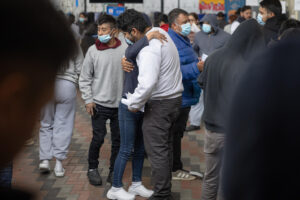 Fotografía de archivo, tomada el pasado 15 de abril, de un grupo de migrantes guatemaltecos, al saludar a sus familiares, luego de descender de un avión proveniente de Estados Unidos tras ser deportados, en Ciudad de Guatemala. EFE/David Toro