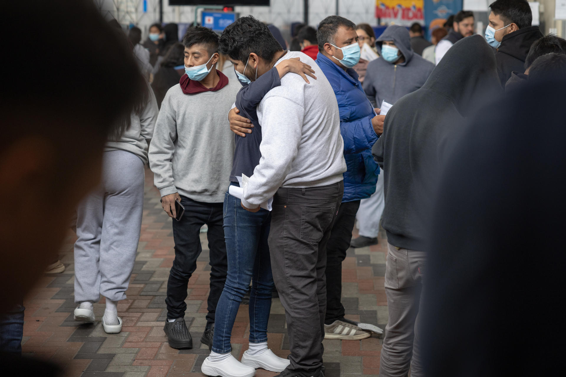 Fotografía de archivo, tomada el pasado 15 de abril, de un grupo de migrantes guatemaltecos, al saludar a sus familiares, luego de descender de un avión proveniente de Estados Unidos tras ser deportados, en Ciudad de Guatemala. EFE/David Toro