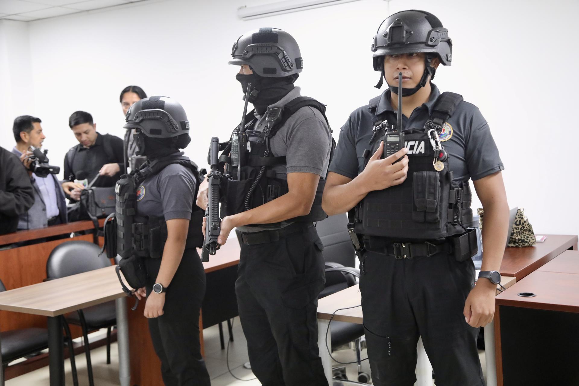 Agentes de la Policía de Ecuador custodian durante una audiencia este martes, en Quito (Ecuador). EFE/ Gianna Benalcázar