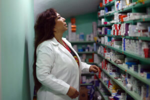 Fotografía del 16 de agosto del 2025 de la propietaria y médico en jefe de la clínica Unidad Médica Bassaury, Sarahí Hernández, buscando algunos medicamentos en Ciudad Nezahualcoyotl (México). EFE/ Sáshenka Gutiérrez