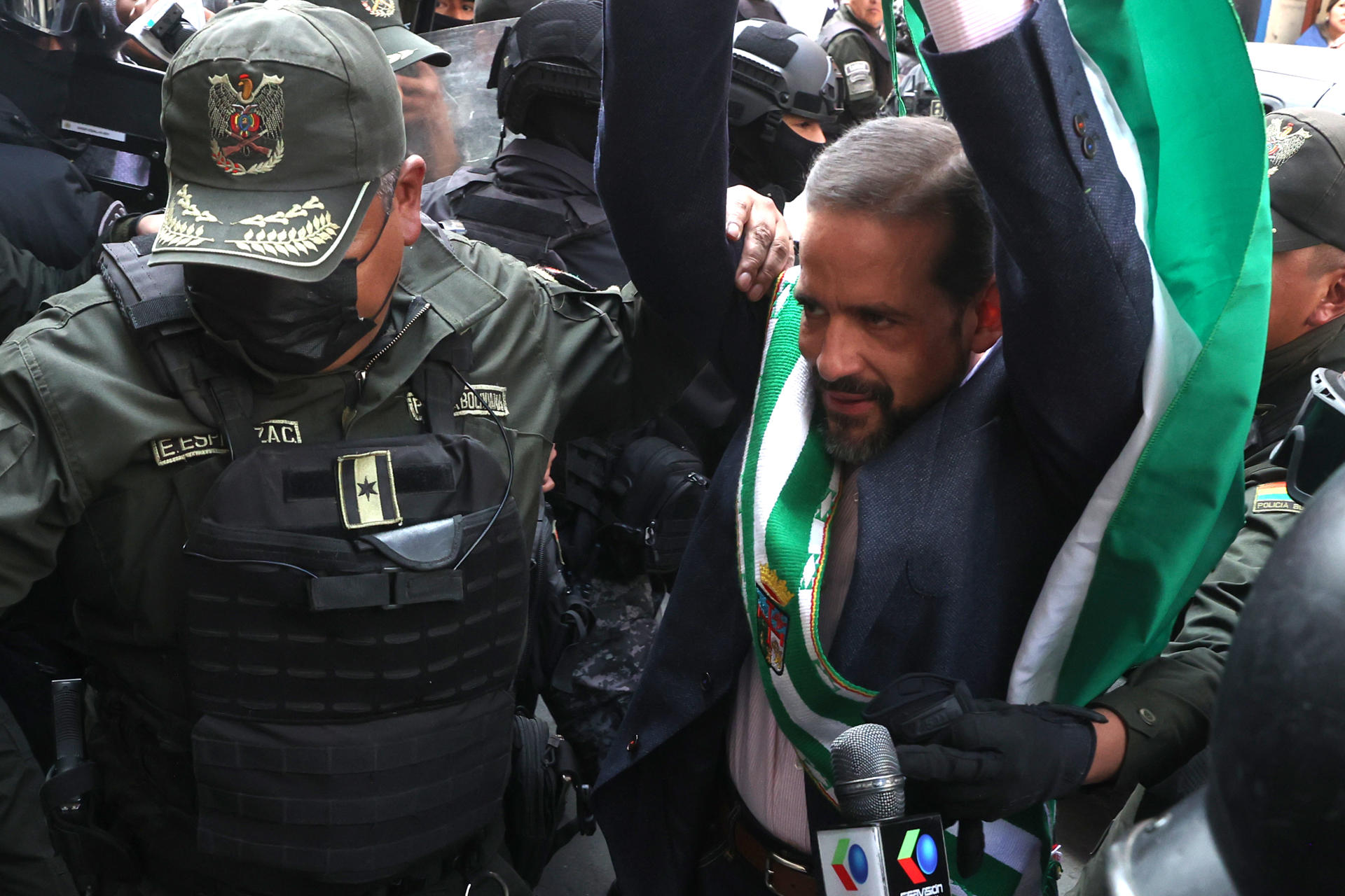 El gobernador suspendido de Santa Cruz, Luis Fernando Camacho, llega a una audiencia ante el Tribunal Departamental de Justicia este lunes, en La Paz (Bolivia). EFE/ Luis Gandarillas
