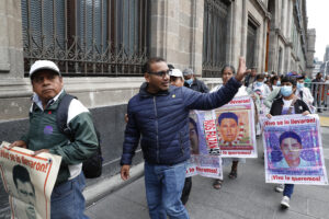 El vocero y abogado Vidulfo Rosales, saluda a su salida del Palacio Nacional en Ciudad de México (México). Imagen de archivo. EFE/ Mario Guzmán