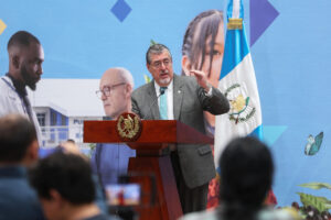 El presidente de Guatemala, Bernardo Arévalo de León, asiste a una rueda de prensa este lunes, en el Palacio Nacional de la Cultura en la Ciudad de Guatemala (Guatemala). EFE/ Mariano Macz