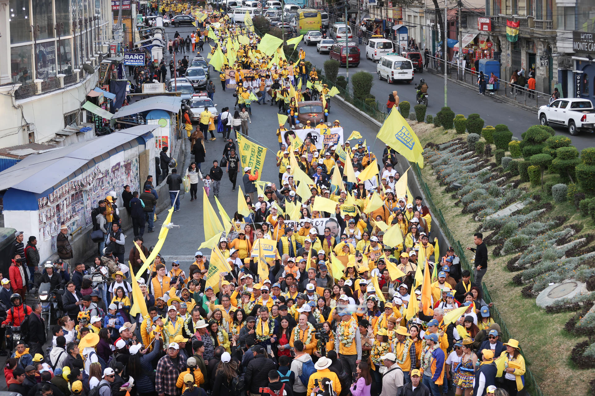 Foto de archivo de personas asisten al cierre de campaña del candidato a la Presidencia de Bolivia por el partido Alianza Unidad Samuel Doria Medina en La Paz (Bolivia). EFE/ Luis Gandarillas