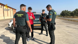 La Guardia Civil ha detenido a tres jóvenes, de 19, 17 y 15 años y naturales de Calahorra (La Rioja), por su presunta implicación en el altercado registrado en la madrugada del pasado día 10 en una de las zonas de ocio del municipio, en el que un joven de 23 años sufrió heridas de carácter grave, con un fuerte golpe en la cabeza. EFE/GUARDIA CIVIL // SOLO USO EDITORIAL/SOLO DISPONIBLE PARA ILUSTRAR LA NOTICIA QUE ACOMPAÑA (CRÉDITO OBLIGATORIO)