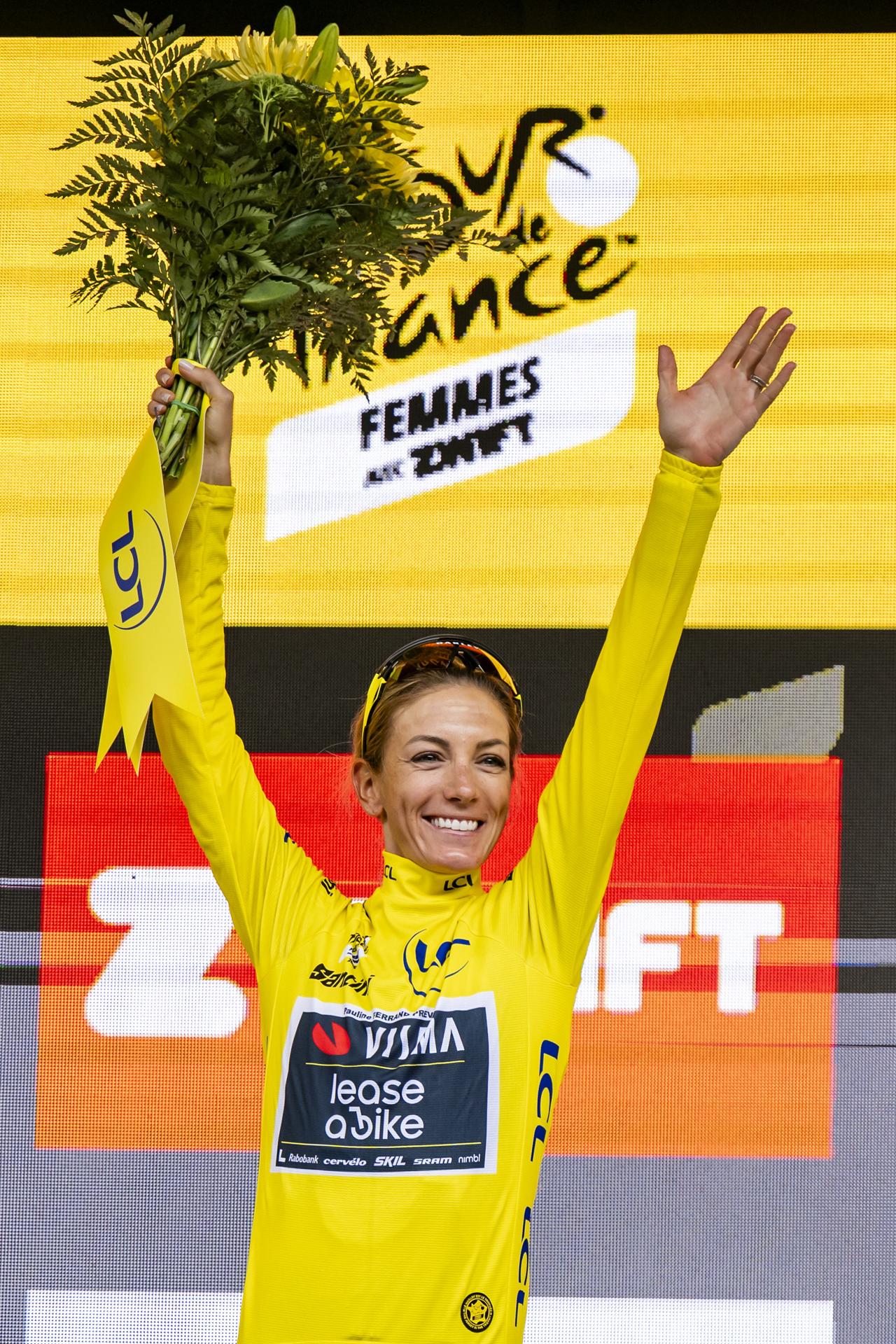 Casi 35 años después de la última victoria de una ciclista francesa en el Tour de Francia, Pauline Ferrand-Prévot subió este domingo a lo más alto del podio en Châtel Les Portes du Soleil para devolver la gloria a un país necesitado de éxitos tras décadas de fracasos. En la imagen, la ciclista gala celebra su triunfo en la última etapa EFE/EPA/JEAN-CHRISTOPHE BOTT