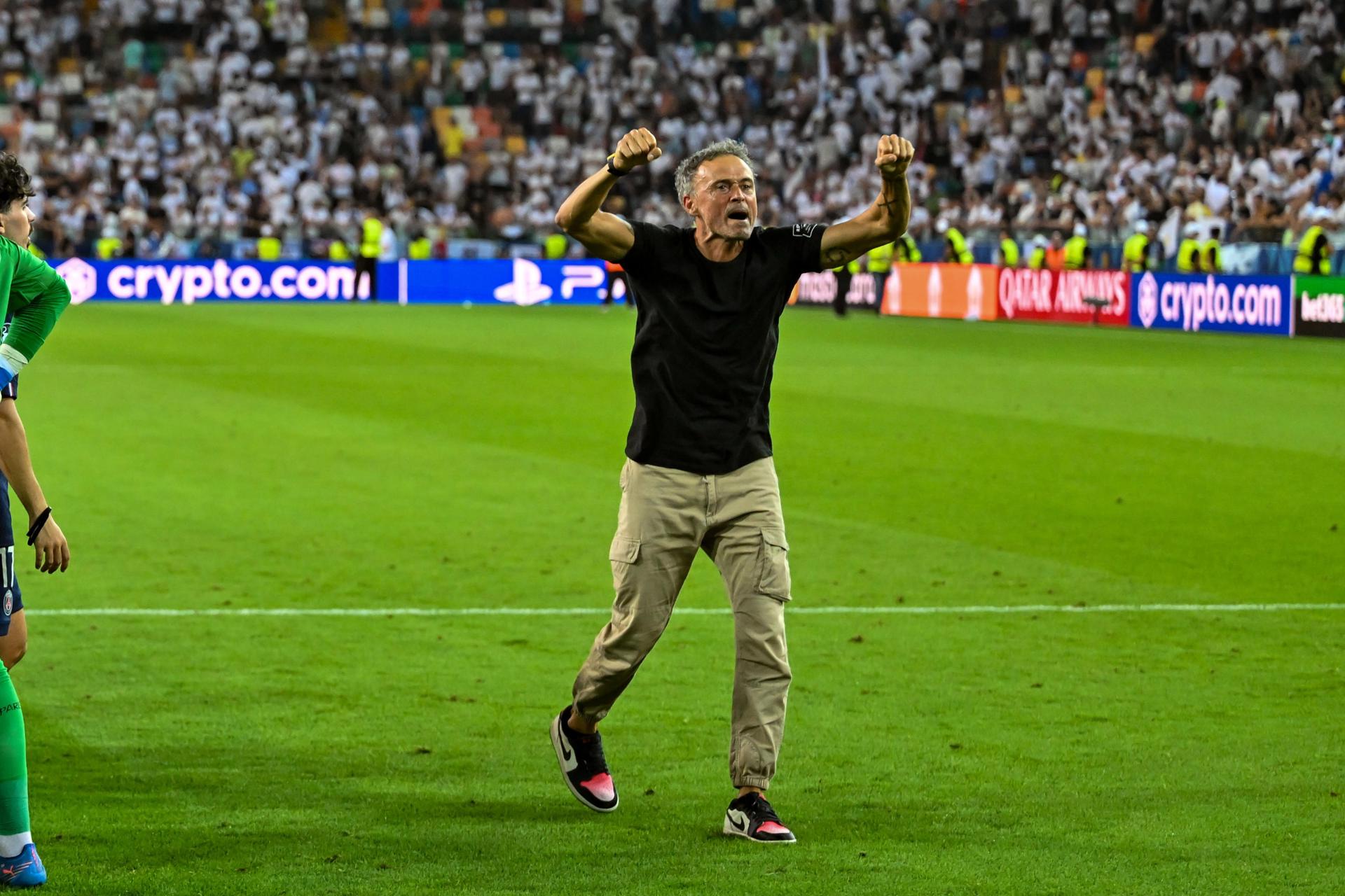 El entrenador del París Saint-Germain, Luis Enrique, celebra la victoria al término de la final de la Supercopa de la UEFA 2025 entre el París Saint-Germain y el Tottenham Hotspur, disputada en Udine (Italia) el 13 de agosto de 2025. EFE/EPA/Alessio Marini
