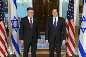 El secretario de Estado de Estados Unidos, Marco Rubio (d), se reúne con el ministro de Asuntos Exteriores de Israel, Gideon Sa'ar (i), en el Departamento de Estado, Washington DC, EE.UU., el 27 de agosto de 2025. EFE/WILL OLIVER