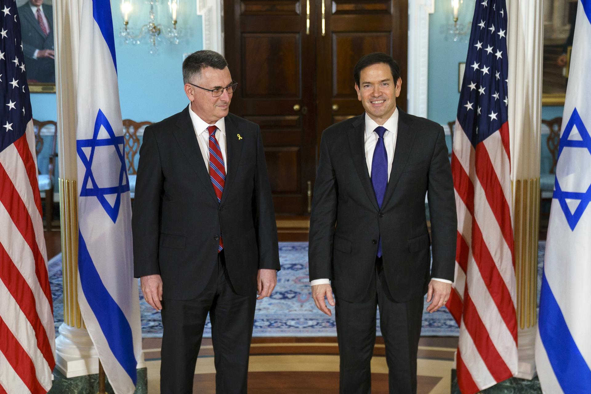 El secretario de Estado de Estados Unidos, Marco Rubio (d), se reúne con el ministro de Asuntos Exteriores de Israel, Gideon Sa'ar (i), en el Departamento de Estado, Washington DC, EE.UU., el 27 de agosto de 2025. EFE/WILL OLIVER