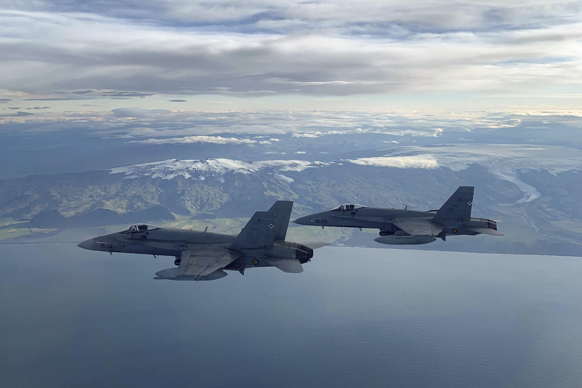 España ha finalizado su misión de policía aérea de la OTAN en Islandia para garantizar la seguridad de su espacio aéreo y ha concluido con éxito su primer despliegue en este país europeo, sin fuerza aérea propia, con más de 120 aviadores, seis EF-18M y más de 200 horas de vuelo. En la imagen, dos F18 en vuelo. EFE/Ministerio de Defensa
