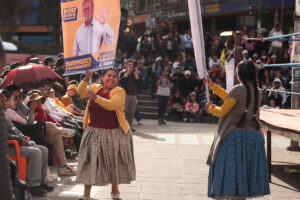 Cholitas participan en un espectáculo de lucha libre este domingo, en La Paz (Bolivia). EFE/ Gabriel Márquez