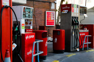 Imagen de archivo de surtidores de una gasolinera en Madrid.  EFE/Luis Millan