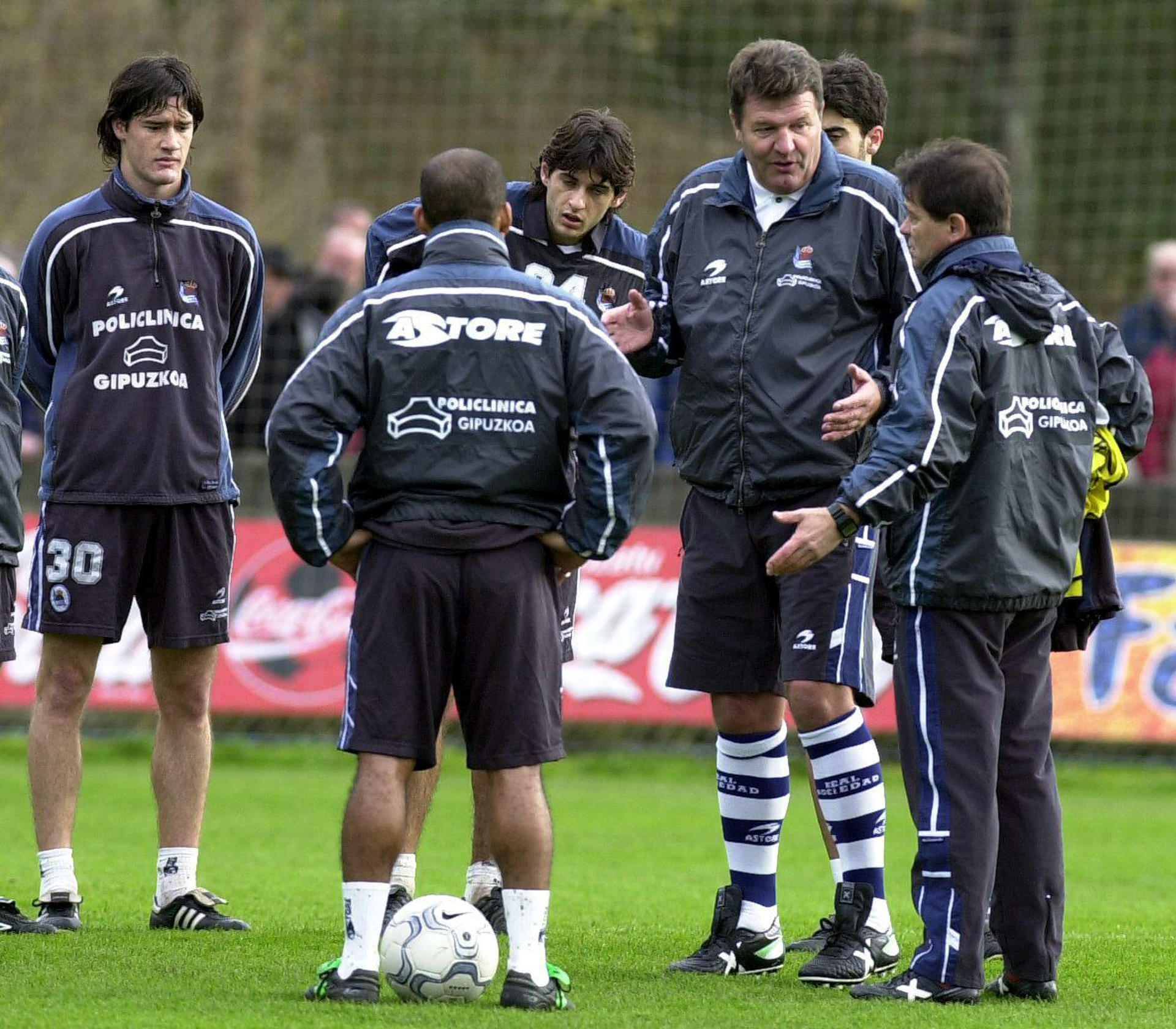 Fotografía de Juan Herrero, en la que puede verse en una imagen de archivo del 3 de enero de 2001 al entonces técnico de la Real Sociedad, John Benjamin Toshack (2d). EFE