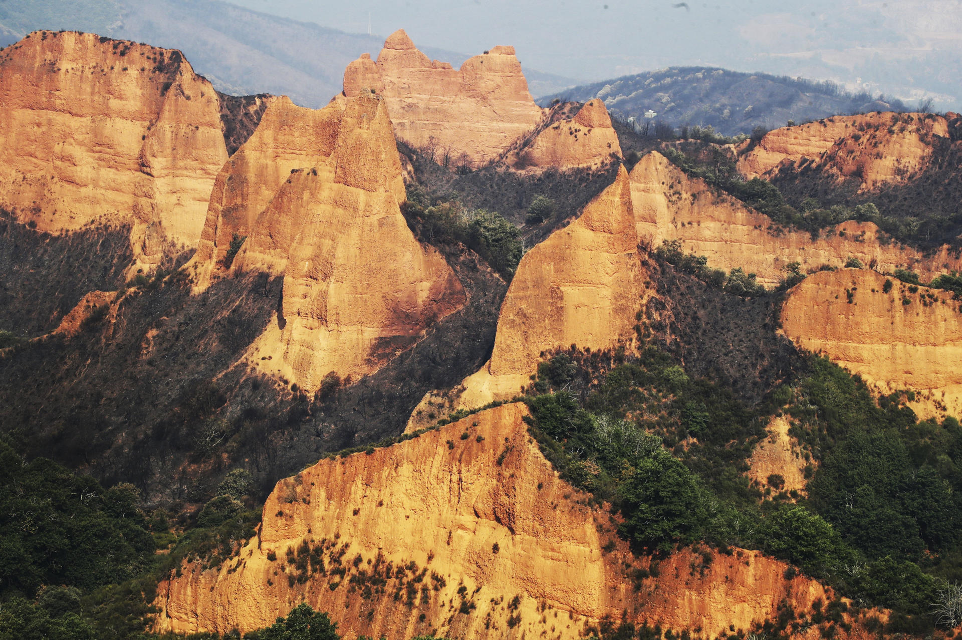 Vista de una paraje quemado desde del Mirador de Orellán, una de las infraestructuras afectadas por el incendio en Las Médulas, Orellán y Carucedo, este miércoles. EFE/Ana F. Barredo