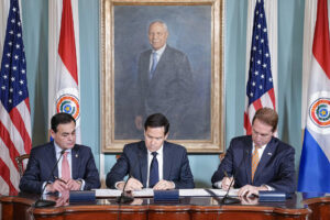 Fotografía tomada de la cuenta oficial de la red social X del secretario de estado de Estados Unidos, Marco Rubio, @SecRubio que muestra al ministro de relaciones exteriores de Paraguay, Rubén Ramírez Lezcano (i), Marco Rubio (c), y el subsecretario de seguridad nacional de EE.UU, Troy Edgar, firmando un memorando para reforzar la cooperación contra la inmigración irregular y avanzar en materia de seguridad, este jueves en Washington (ESTADOS UNIDOS). EFE/ @SecrRubio