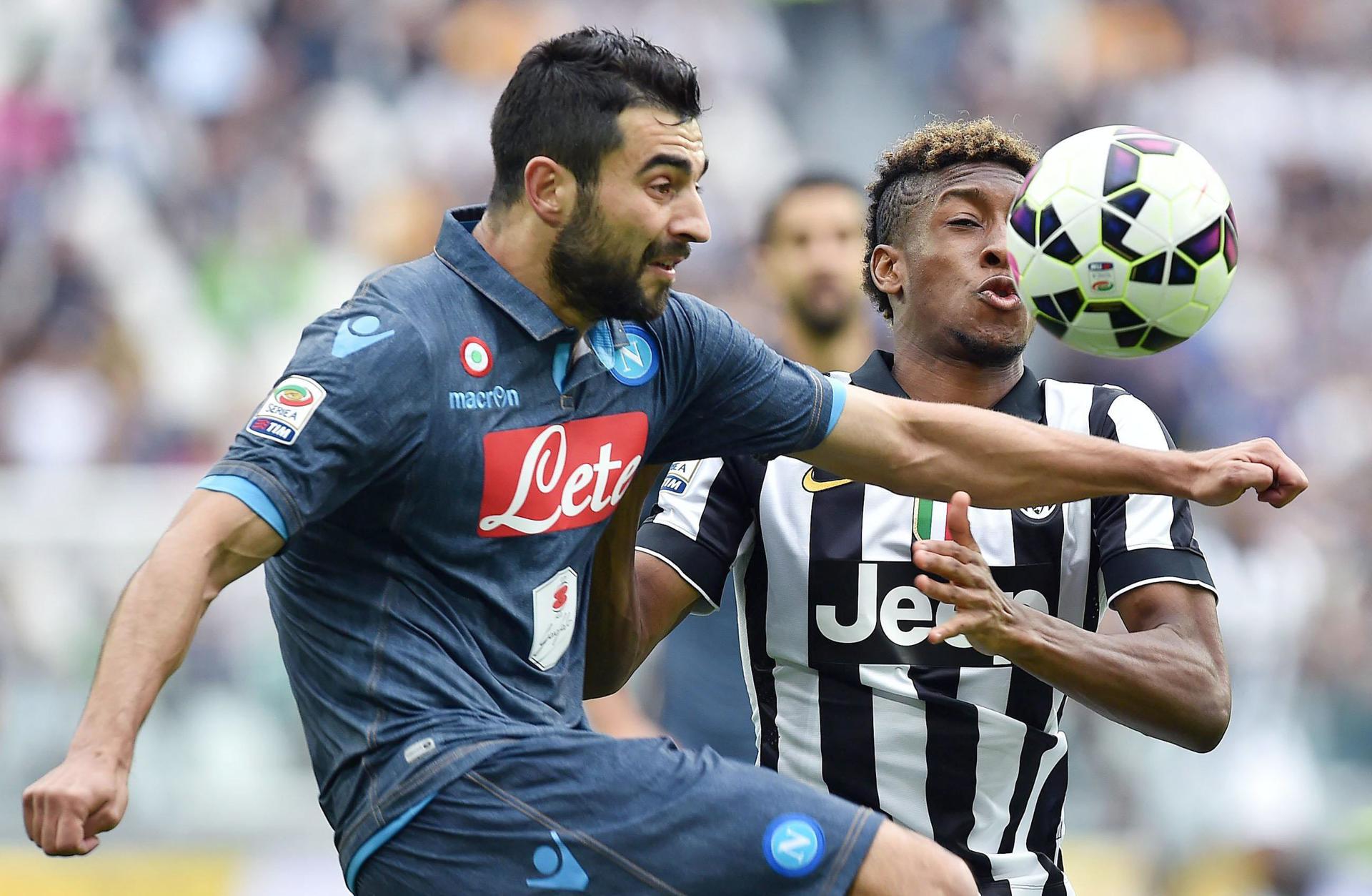 Kingsley Coman (derecha), de la Juventus, y Raúl Albiol, del Nápoles, en acción durante el partido de fútbol de la Serie A italiana entre la Juventus FC y el SSC Nápoles en el estadio Juventus de Turín, Italia, el 23 de mayo de 2015. Foto de archivo de: Andrea di Marco EFE/EPA
