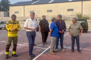 El presidente del Partido Popular, Alberto Núñez Feijóo (2d), visita esta tarde el puesto de control de mando avanzado de extinción de incendios de Chandrexa de Queixa (Ourense) junto al presidente de la Xunta de Galicia, Alfonso Rueda (2i). EFE/José Carlos Rodríguez