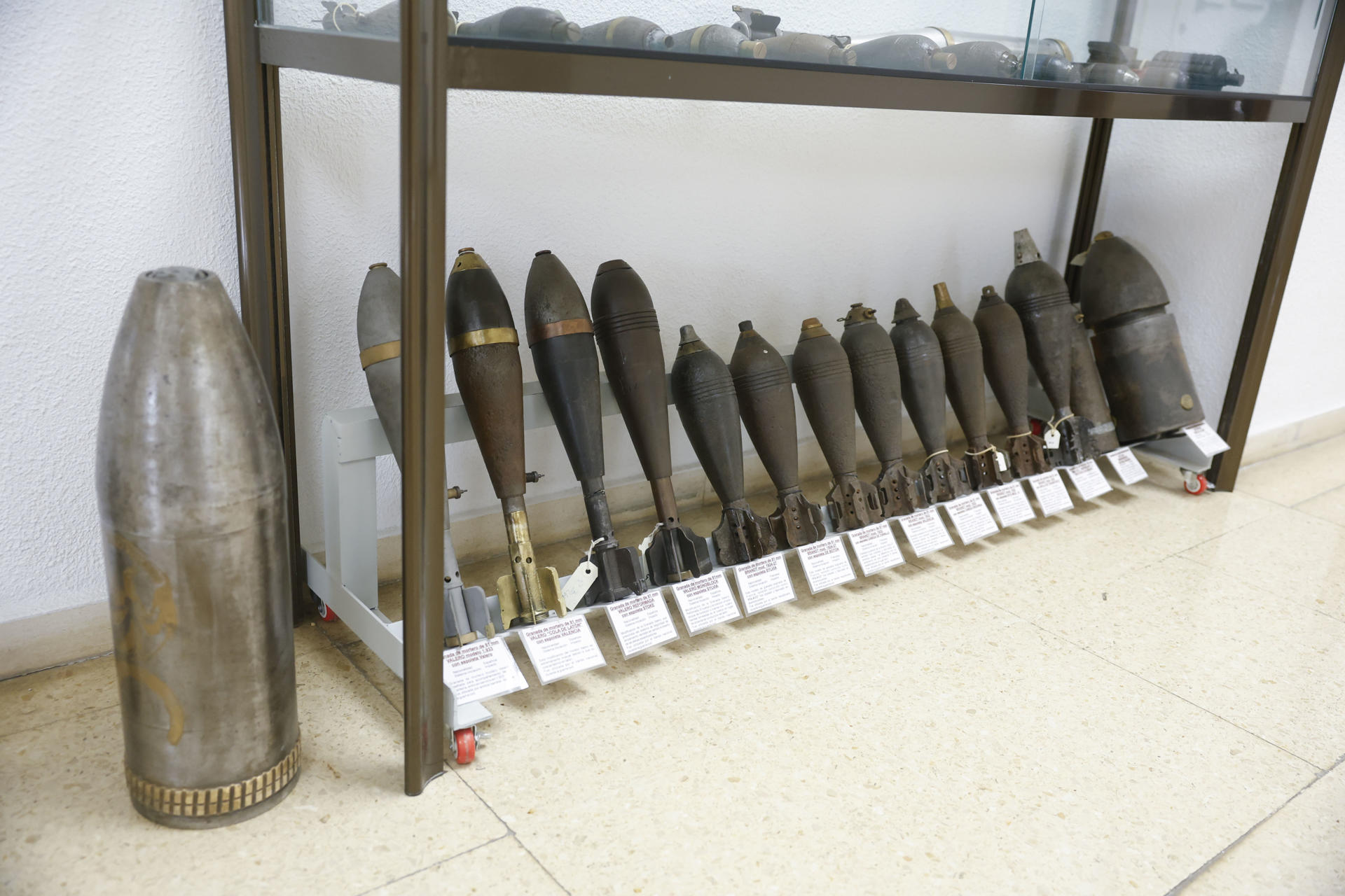 Las instalaciones del Servicio de Desactivación de Explosivos y Defensa NRBQ (SEDEX-NRBQ) de la Guardia Civil, con sede en la localidad madrileña de Valdemoro, se han convertido casi en un museo, porque en sus pasillos y vitrinas se exponen decenas de piezas de la Guerra Civil que han sido incautadas a personas que se dedican a buscarlas, vaciarlas y utilizarlas de adorno. Otros artefactos de la muestra son algunos que cuando iban a ser desactivados, no tenían dentro el explosivo necesario para romper el contenedor. Ya inservibles también, los agentes los han restaurado para exponerlos. Valladolid, Villanueva de la Serena (Badajoz), Cartagena... son algunos de los lugares en los que en las últimas semanas han sido desactivados artefactos de la Guerra Civil. Han engrosado la lista de los entre 4.000 y 6.000 que se encuentran al año en España, objetos muy preciados para coleccionistas pero peligrosos. EFE/J.P.Gandul