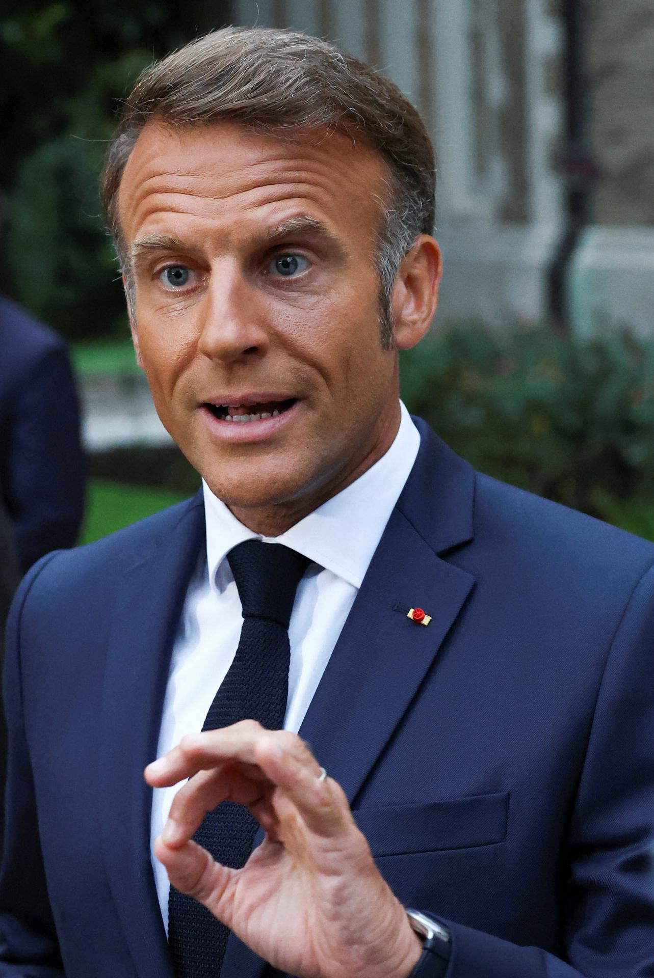El presidente francés, Emmanuel Macron, habla con los medios de comunicación después de una reunión con el presidente estadounidense, Donald Trump, el presidente ucraniano, Volodímir Zelenski, y líderes europeos, en medio de las negociaciones para poner fin a la guerra rusa en Ucrania, en la Embajada de Francia en Washington, DC, EE.UU., 18 de agosto de 2025. EFE/EPA/YVES HERMAN / POOL
