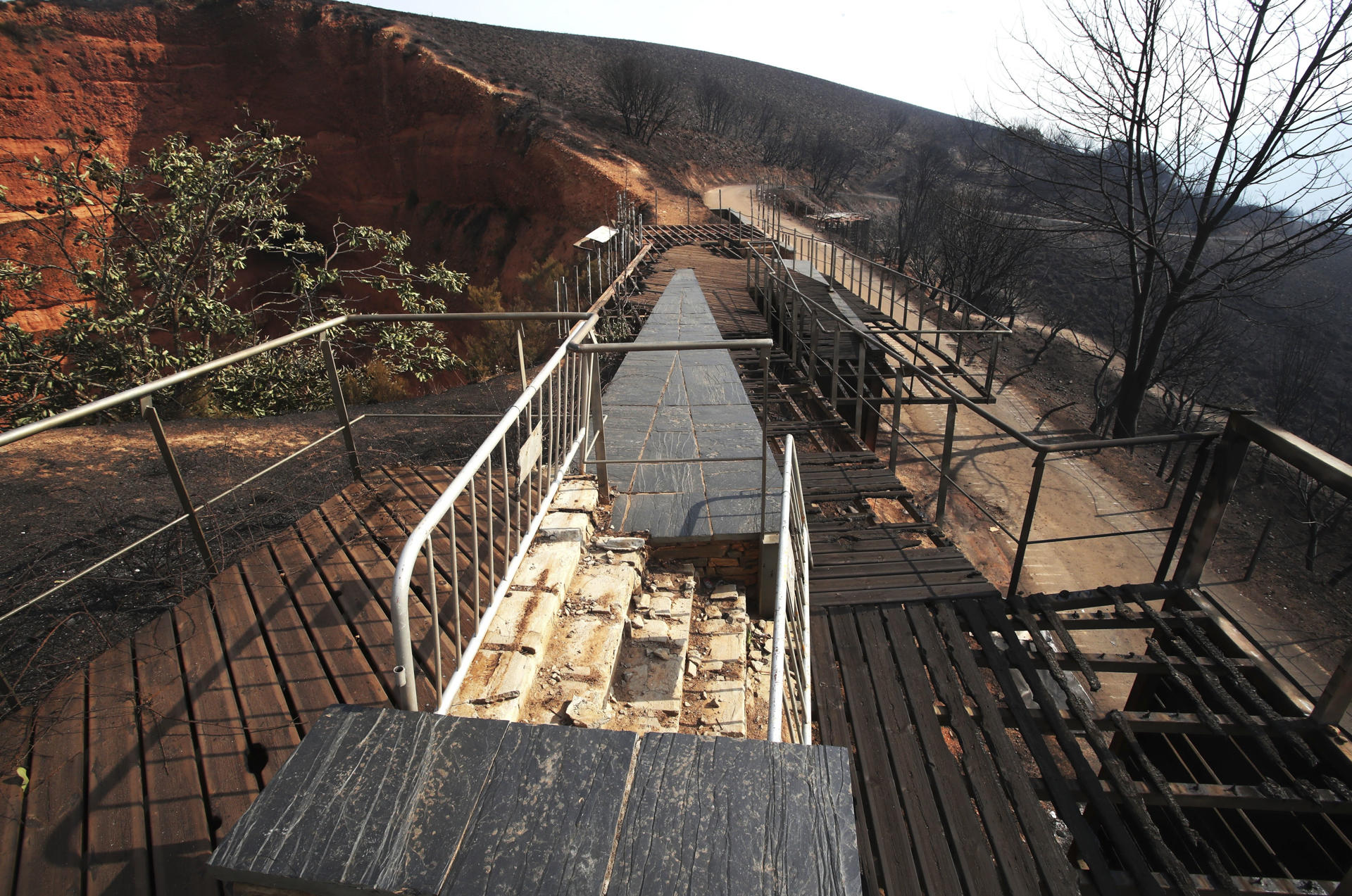 Vista de una paraje quemado desde del Mirador de Orellán, una de las infraestructuras afectadas por el incendio en Las Médulas, Orellán y Carucedo, este miércoles. EFE/Ana F. Barredo