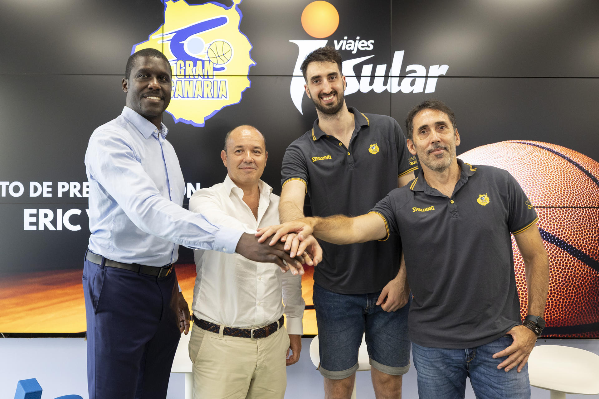 El Dreamland Gran Canaria presenta a su nuevo ala-pívot el español Eric Vila (2d), en un acto este jueves al que asistieron el presidente del club grancanario, Sitapha Savané (i); el director general de Viajes Insular, Ignacio Poladura (2i); y el director deportivo del club, Willy Villar (d). Oficinas de Viajes Insular. EFE/Quique Curbelo
