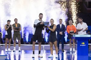 Andrea Vavassori de Italia (3-L) y Sara Errani de Italia (4-R) posan con su trofeo después de derrotar a Iga Swiatek de Polonia (L) y Casper Ruud de Noruega (2-L) durante la final de dobles mixtos en el Abierto de EE. UU. EFE/EPA/JUSTIN LANE
//////////
FLUSHING MEADOWS (United States), 21/08/2025.- Andrea Vavassori of Italy (3-L) and Sara Errani of Italy (4-R) pose with their trophy after defeating Iga Swiatek of Poland (L) and Casper Ruud of Norway (2-L) during the mixed doubles finals match at the US Open Tennis Championships at the USTA Billie Jean King National Tennis Center in Flushing Meadows, New York, USA, 20 August 2025. The main draw of the 2025 US Open tennis tournament runs from 24 August through 07 September. (Tenis, Italia, Noruega, Polonia, Nueva York) EFE/EPA/JUSTIN LANE