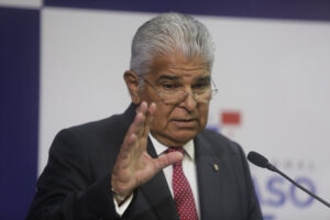 Fotografía de archivo del presidente de Panamá, José Raúl Mulino, durante una conferencia de prensa, en el anfiteatro de la presidencia, en Ciudad de Panamá (Panamá). EFE/Carlos Lemos