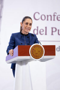 Fotografía cedida por la Presidencia de México de su mandataria, Claudia Sheinbaum, durante una rueda de prensa este miércoles, en el Palacio Nacional de Ciudad de México (México). EFE/ Presidencia de México /SOLO USO EDITORIAL/ NO VENTAS/ SOLO DISPONIBLE PARA ILUSTRAR LA NOTICIA QUE ACOMPAÑA (CRÉDITO OBLIGATORIO)