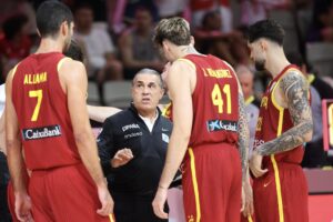 El técnico de la selección española de baloncesto, Sergio Scariolo, da instrucciones a sus jugadores durante el partido de debut en el Eurobasket 2025 frente a Georgia, disputado este jueves. EFE/ GEORGI LICOVSKI